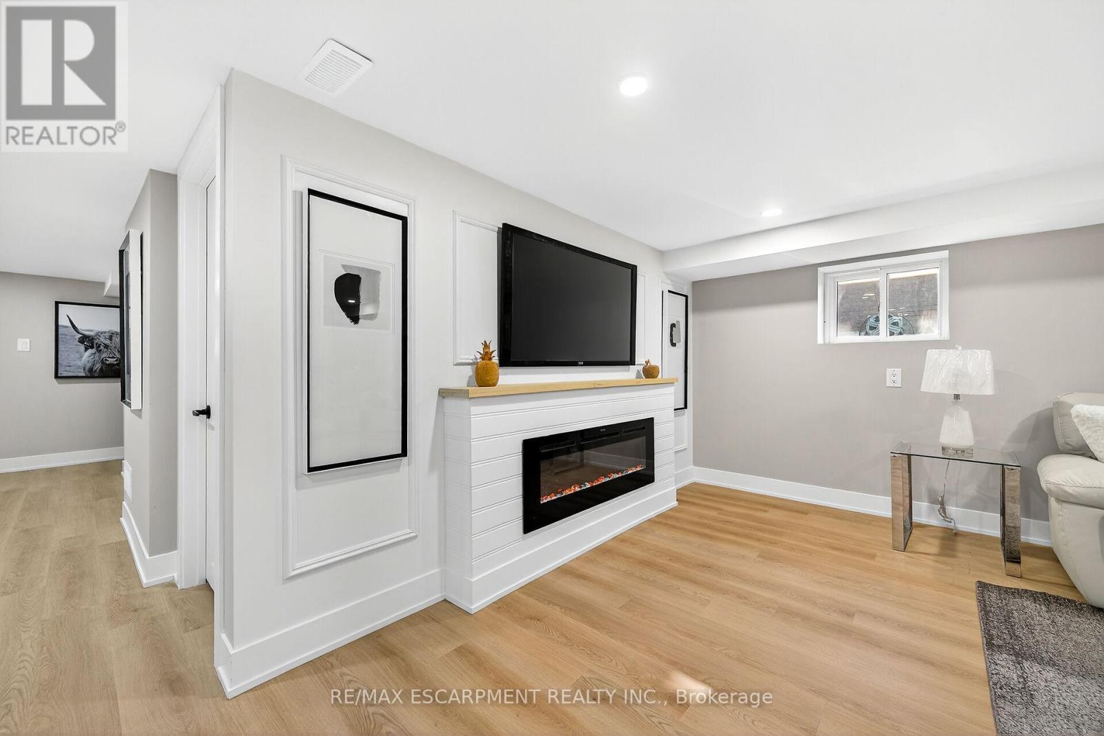 26 Martin Road, Hamilton, ON - Indoor Photo Showing Living Room With Fireplace