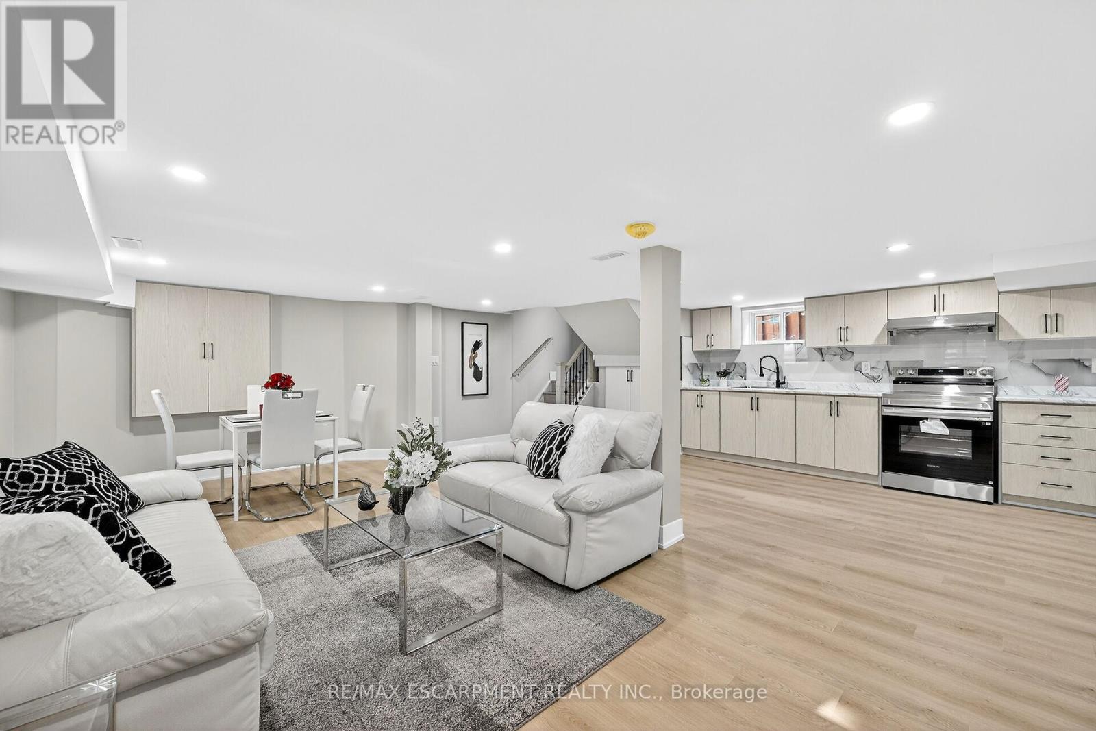 26 Martin Road, Hamilton, ON - Indoor Photo Showing Living Room