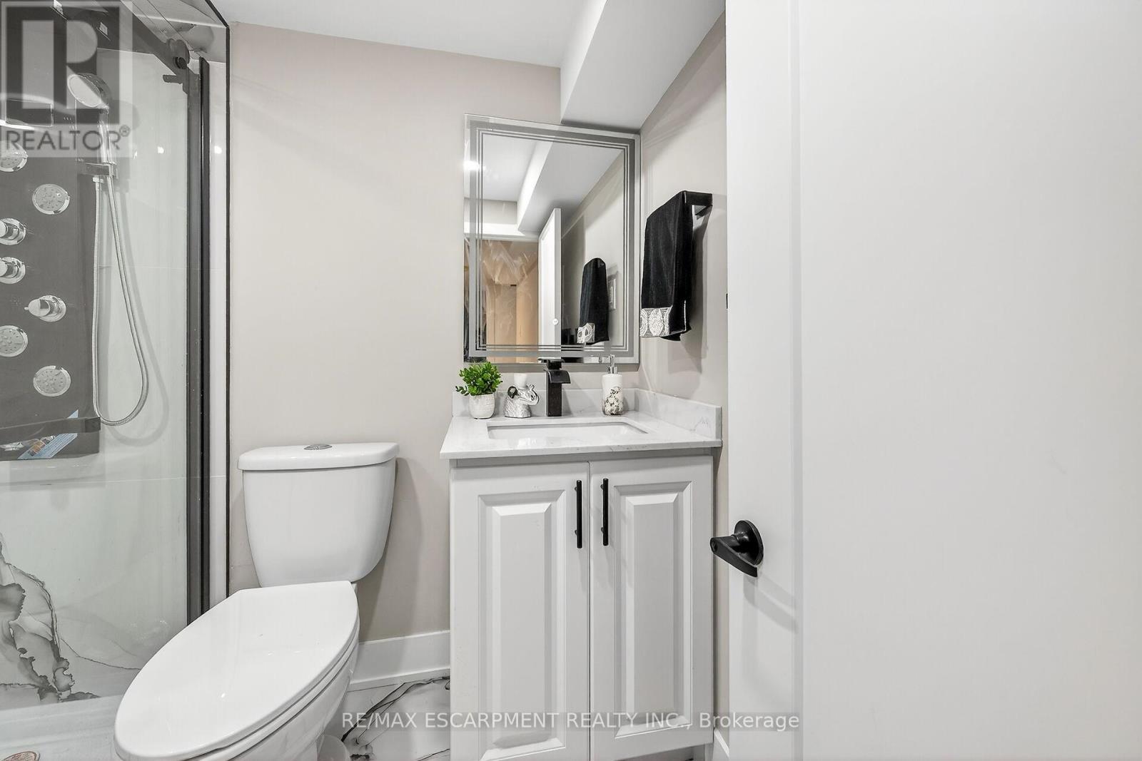 26 Martin Road, Hamilton, ON - Indoor Photo Showing Bathroom