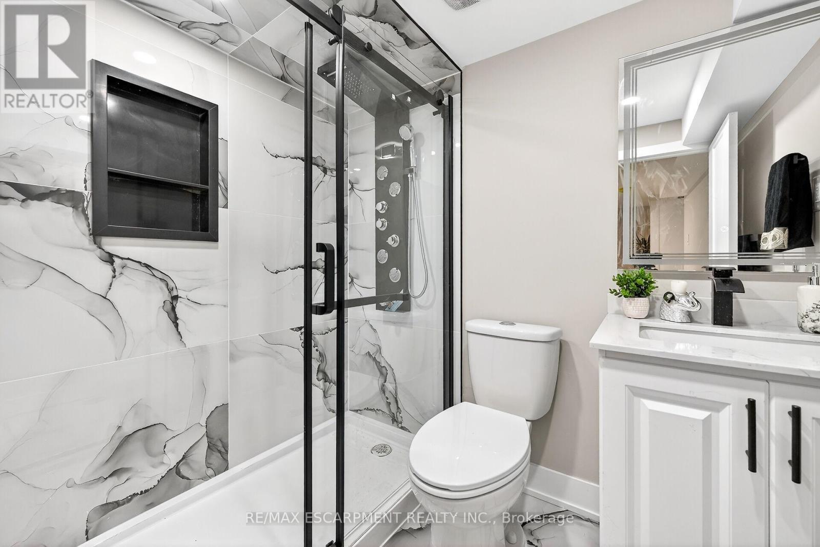 26 Martin Road, Hamilton, ON - Indoor Photo Showing Bathroom