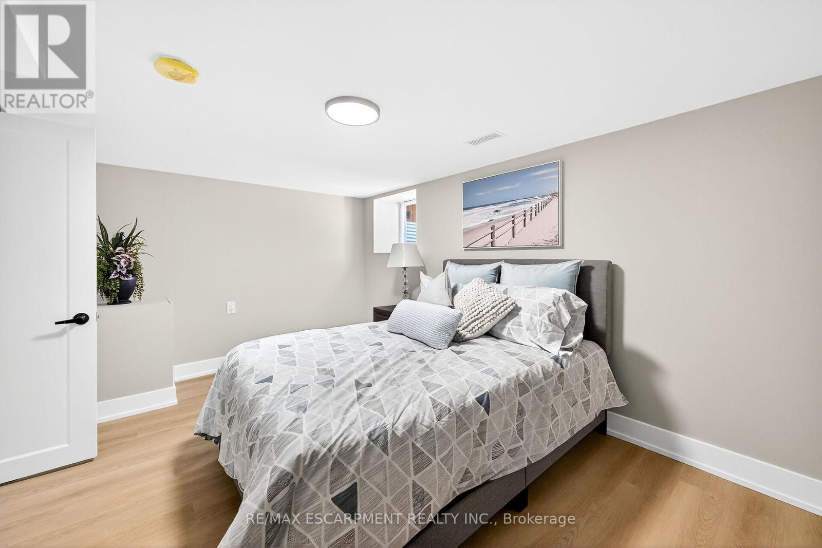 26 Martin Road, Hamilton, ON - Indoor Photo Showing Bedroom
