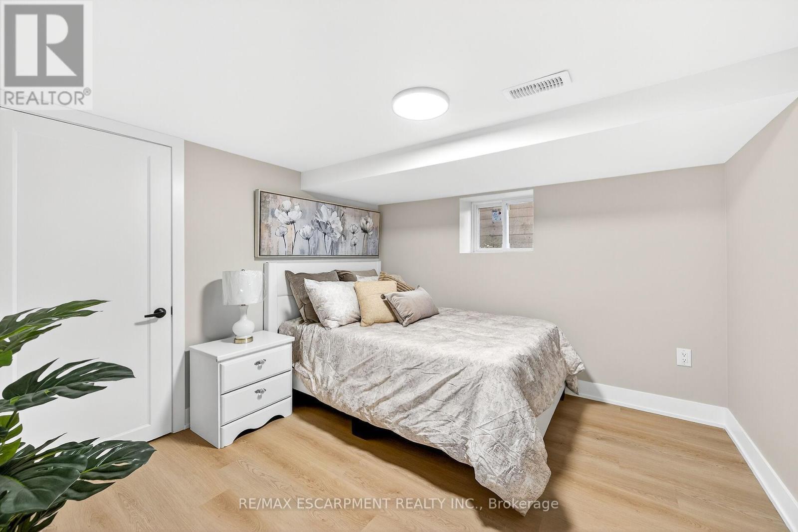 26 Martin Road, Hamilton, ON - Indoor Photo Showing Bedroom