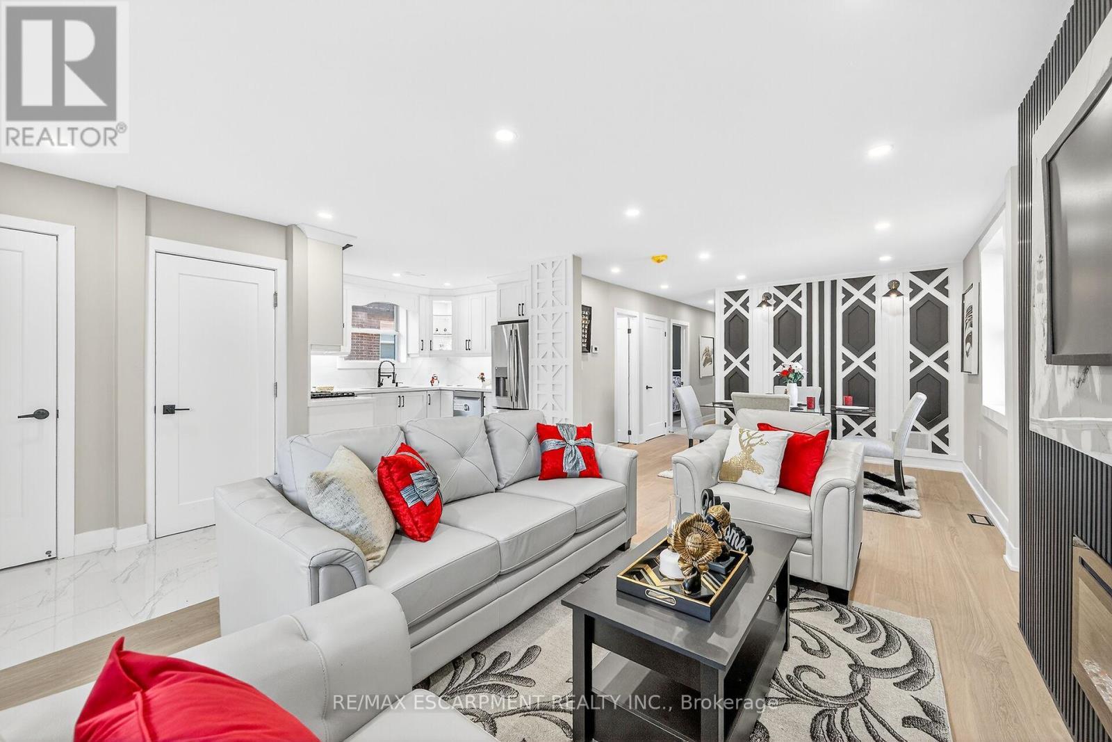 26 Martin Road, Hamilton, ON - Indoor Photo Showing Living Room