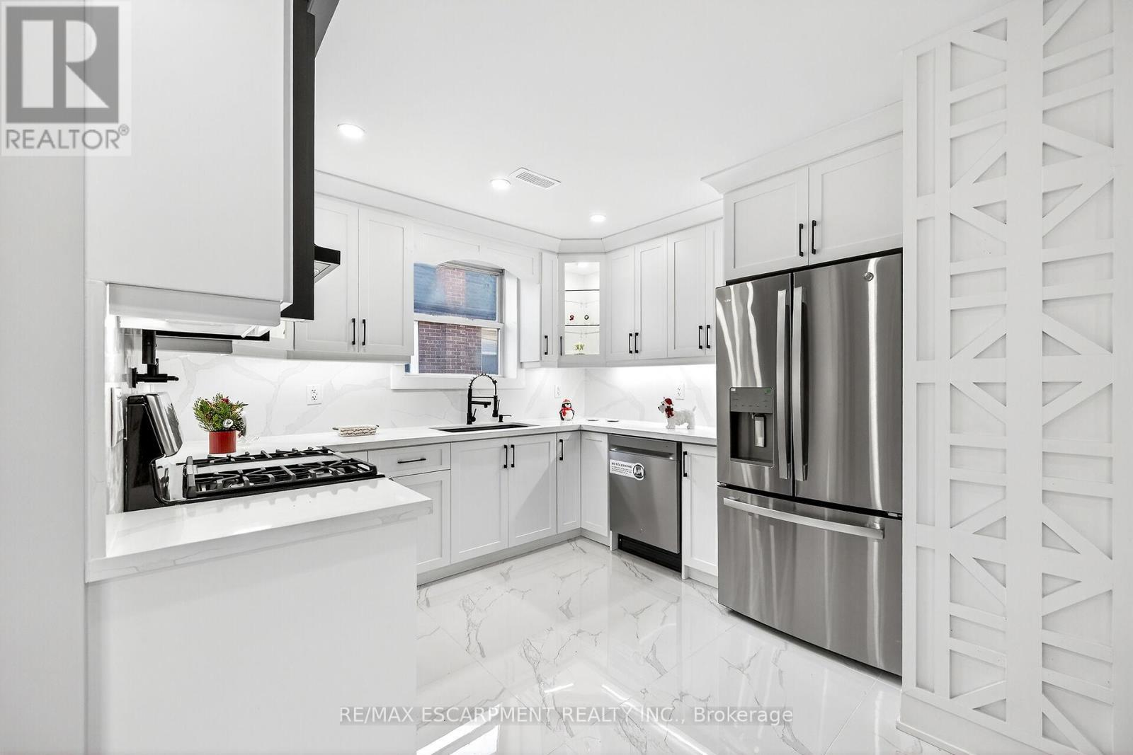 26 Martin Road, Hamilton, ON - Indoor Photo Showing Kitchen With Stainless Steel Kitchen