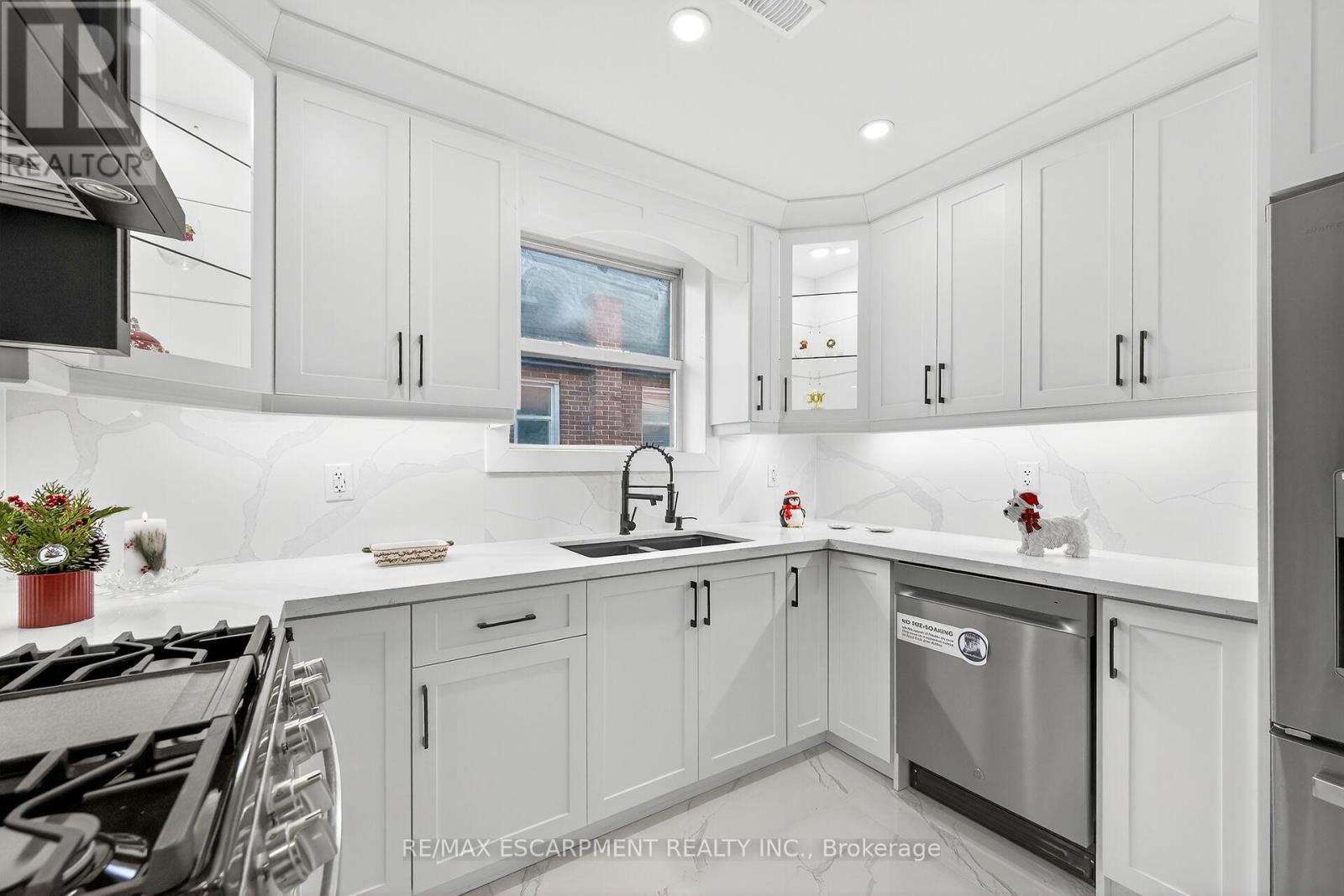 26 Martin Road, Hamilton, ON - Indoor Photo Showing Kitchen With Double Sink