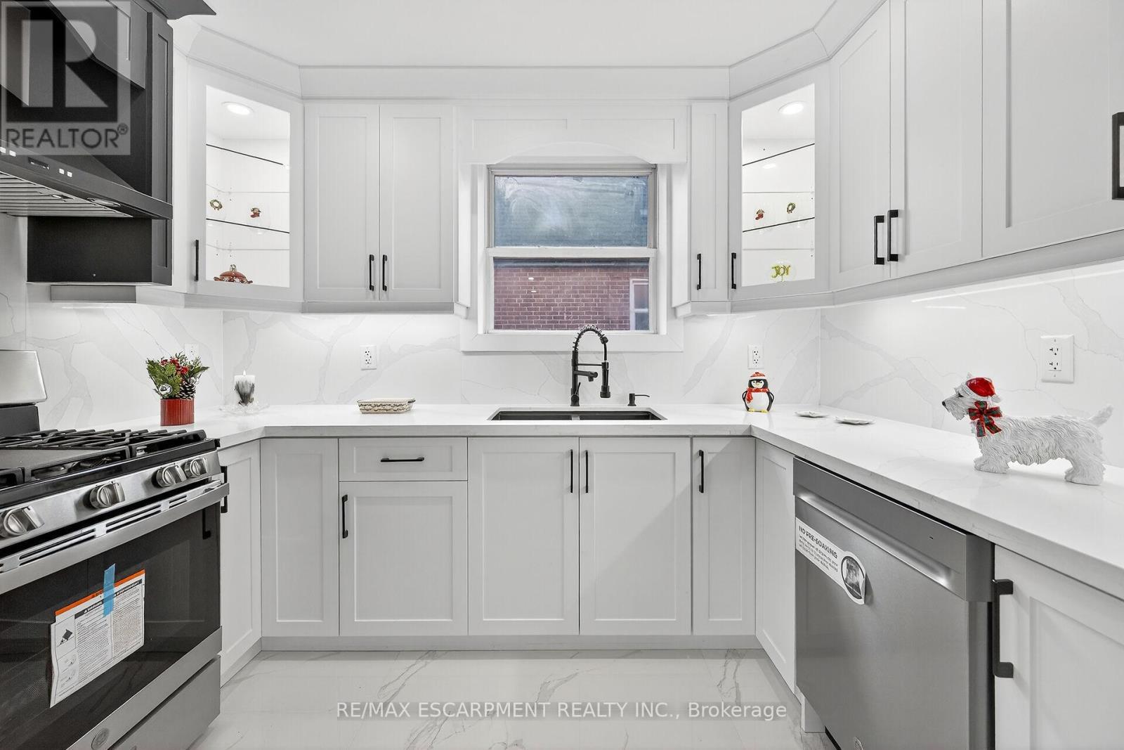 26 Martin Road, Hamilton, ON - Indoor Photo Showing Kitchen With Double Sink With Upgraded Kitchen