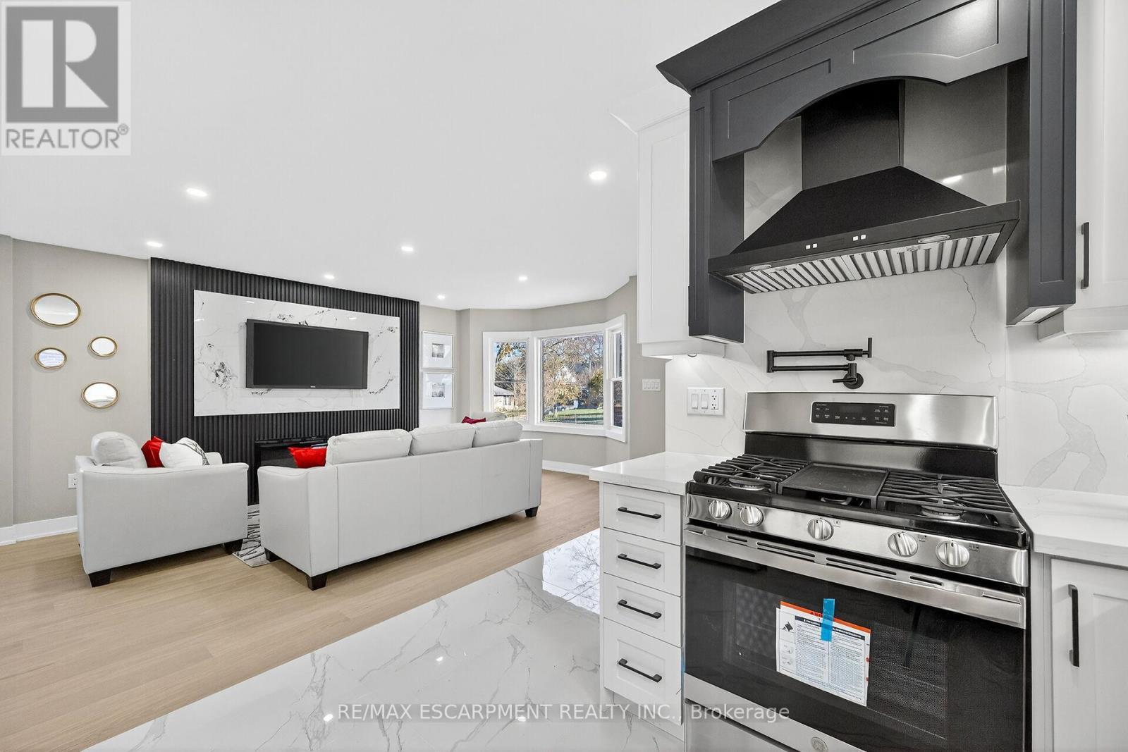 26 Martin Road, Hamilton, ON - Indoor Photo Showing Kitchen