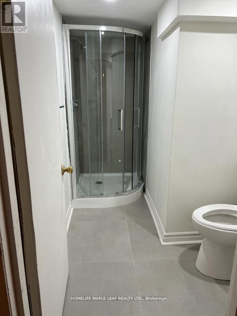 (Upper) - 28 Ladore Drive, Brampton, ON - Indoor Photo Showing Bathroom
