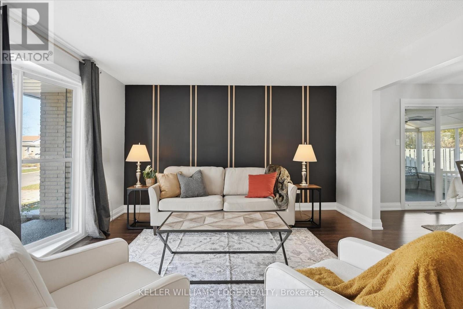 123 Athenia Drive, Hamilton, ON - Indoor Photo Showing Living Room