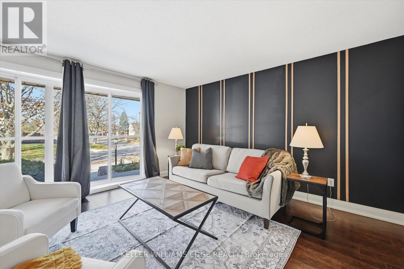 123 Athenia Drive, Hamilton, ON - Indoor Photo Showing Living Room