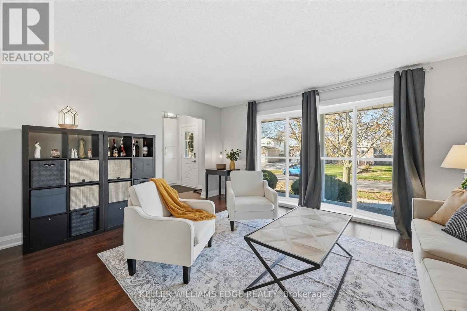 123 Athenia Drive, Hamilton, ON - Indoor Photo Showing Living Room