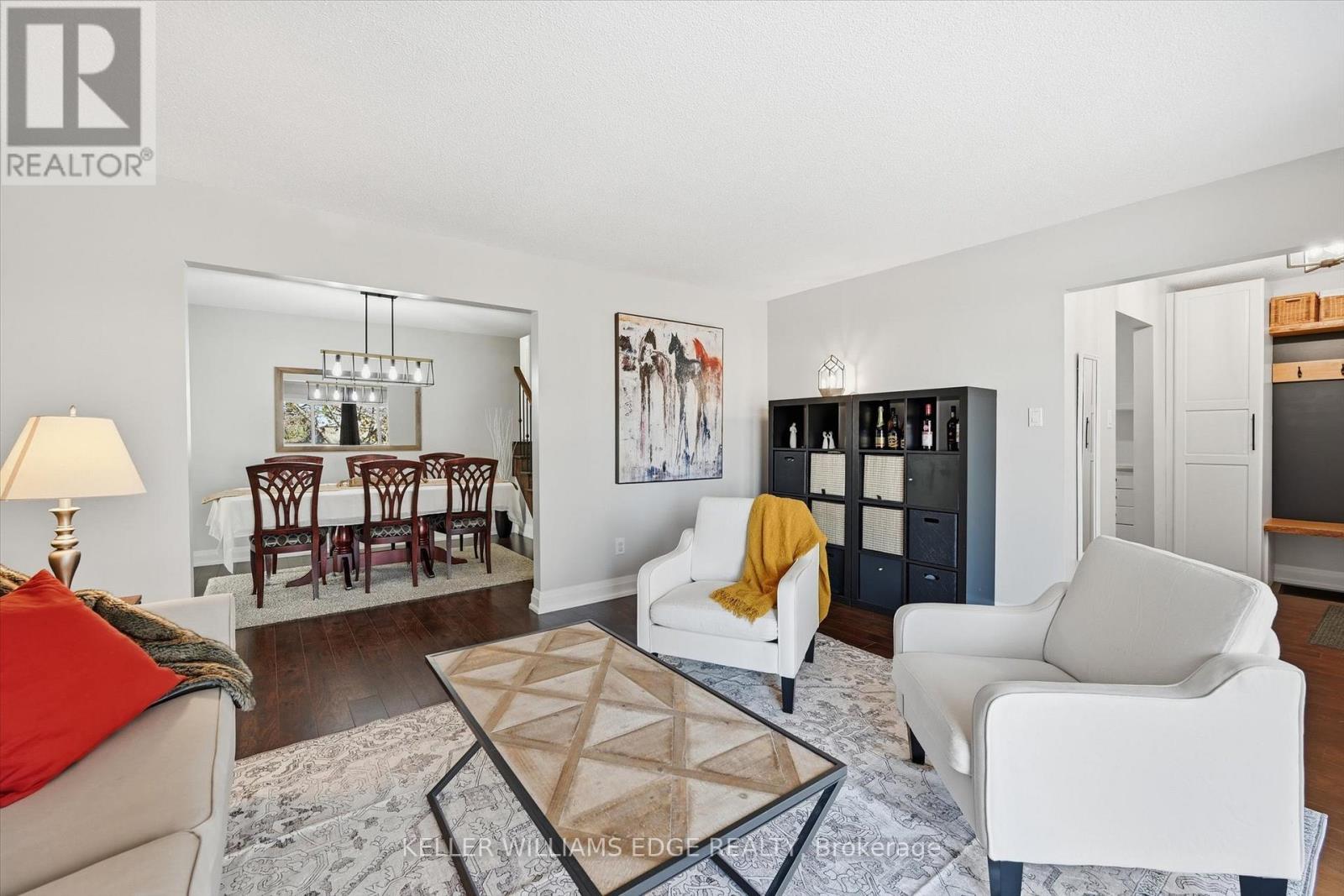 123 Athenia Drive, Hamilton, ON - Indoor Photo Showing Living Room