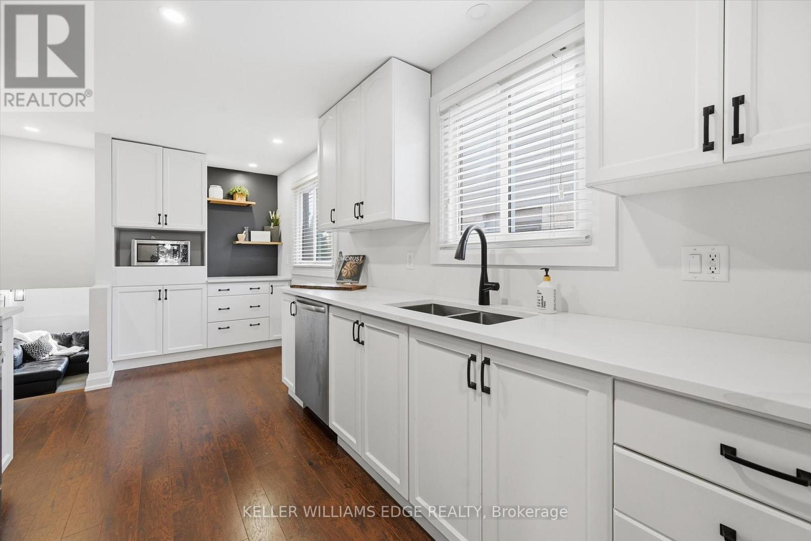 123 Athenia Drive, Hamilton, ON - Indoor Photo Showing Kitchen With Double Sink