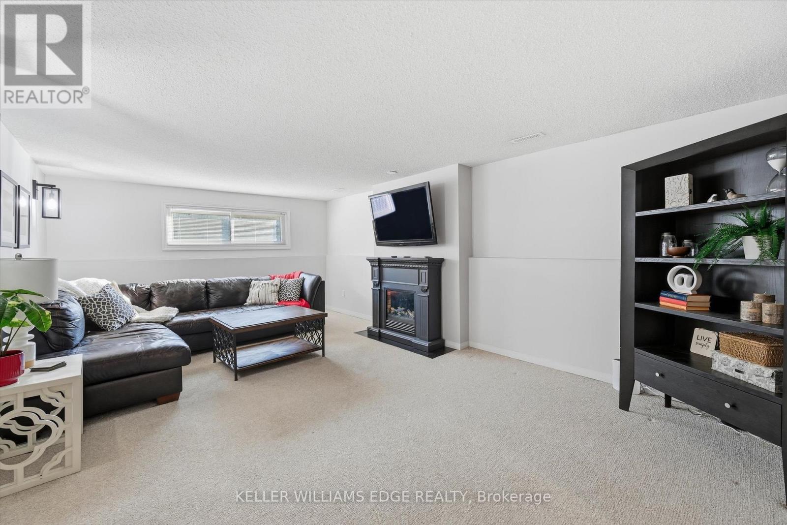 123 Athenia Drive, Hamilton, ON - Indoor Photo Showing Living Room With Fireplace