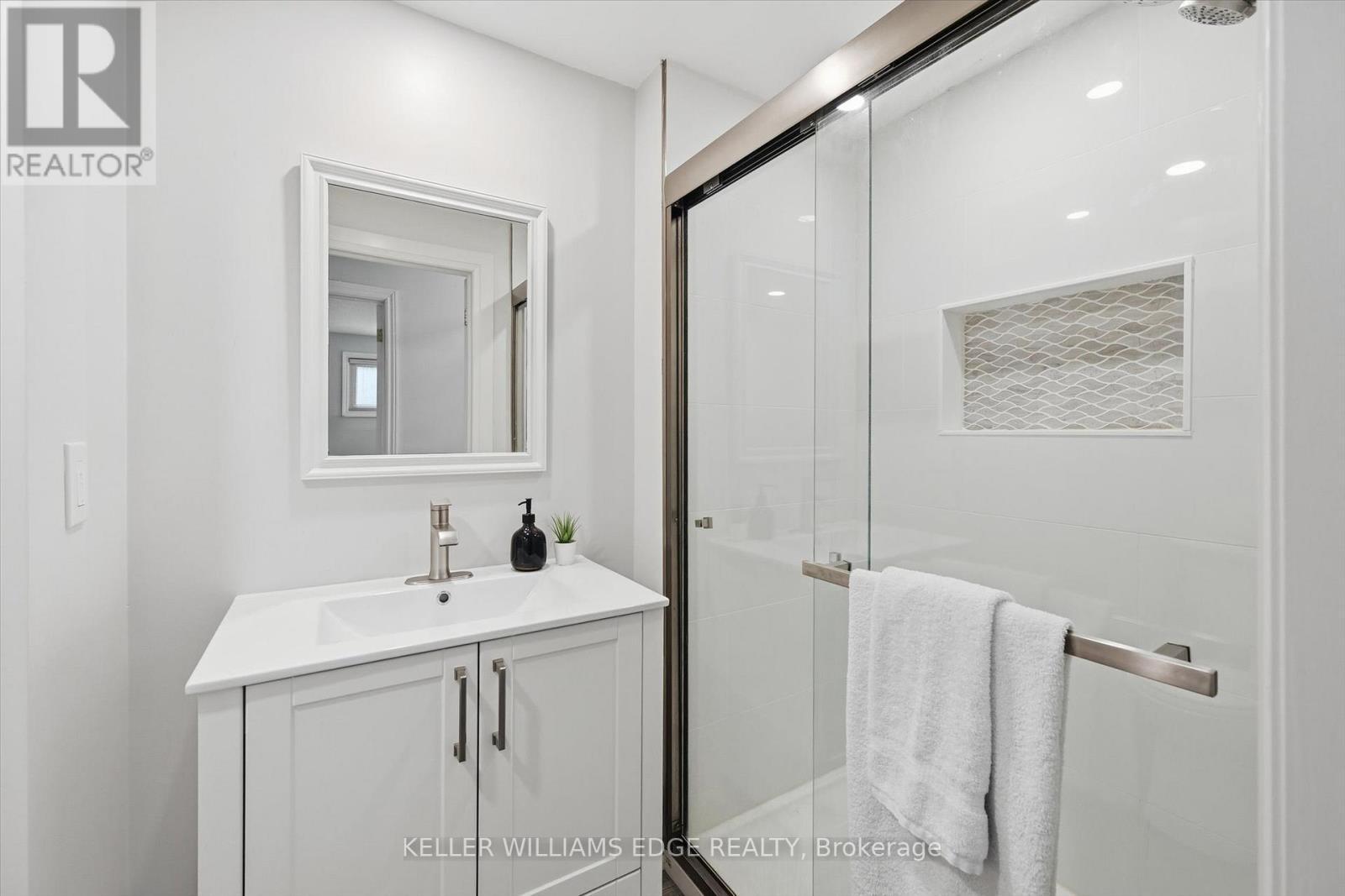 123 Athenia Drive, Hamilton, ON - Indoor Photo Showing Bathroom