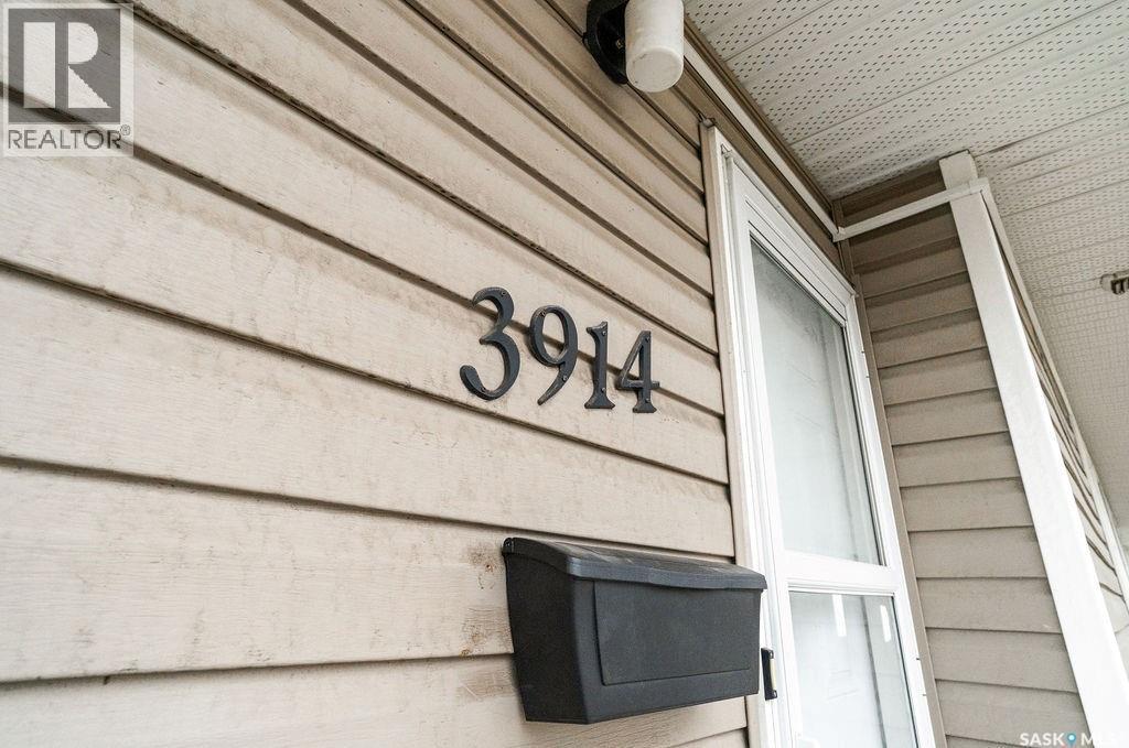 3914 Castle Road, Regina, SK - Outdoor With Exterior