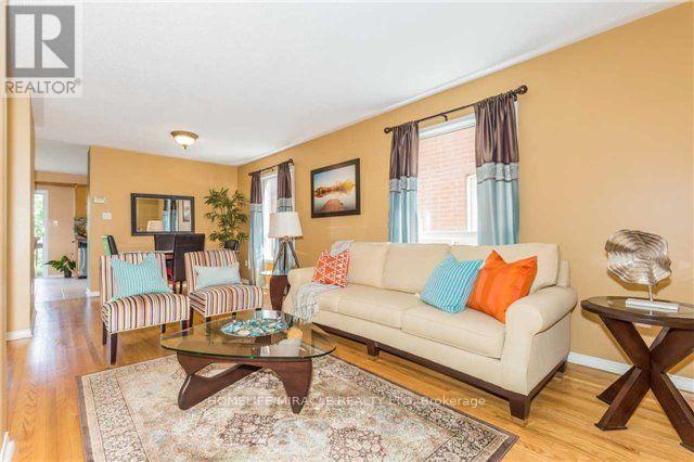 30 Lonestar Crescent, Brampton, ON - Indoor Photo Showing Living Room