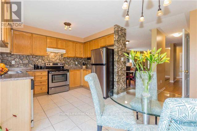 30 Lonestar Crescent, Brampton, ON - Indoor Photo Showing Kitchen