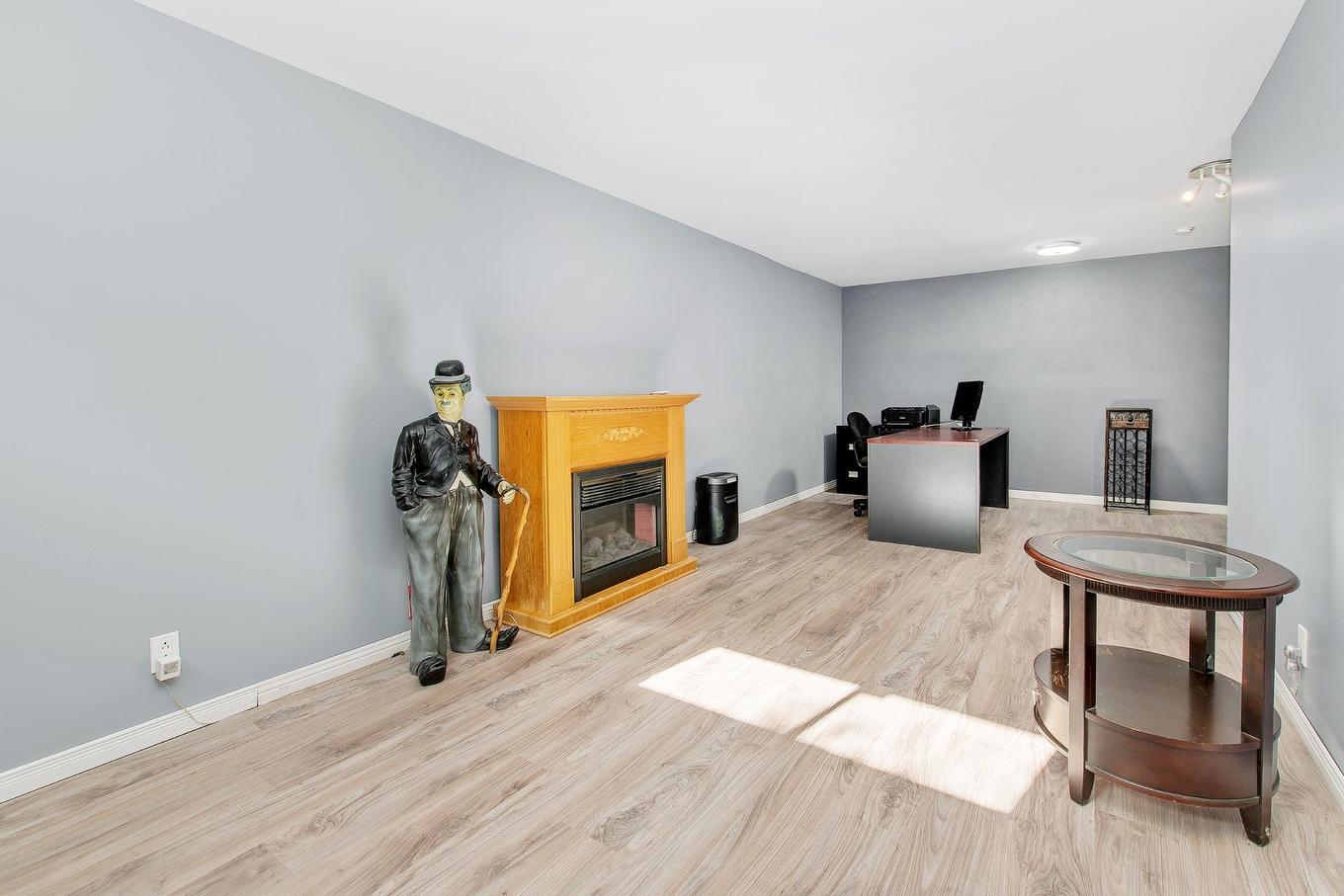 Salle familiale - 4220 Rue De Mauriac, Terrebonne (Terrebonne), QC - Indoor With Fireplace