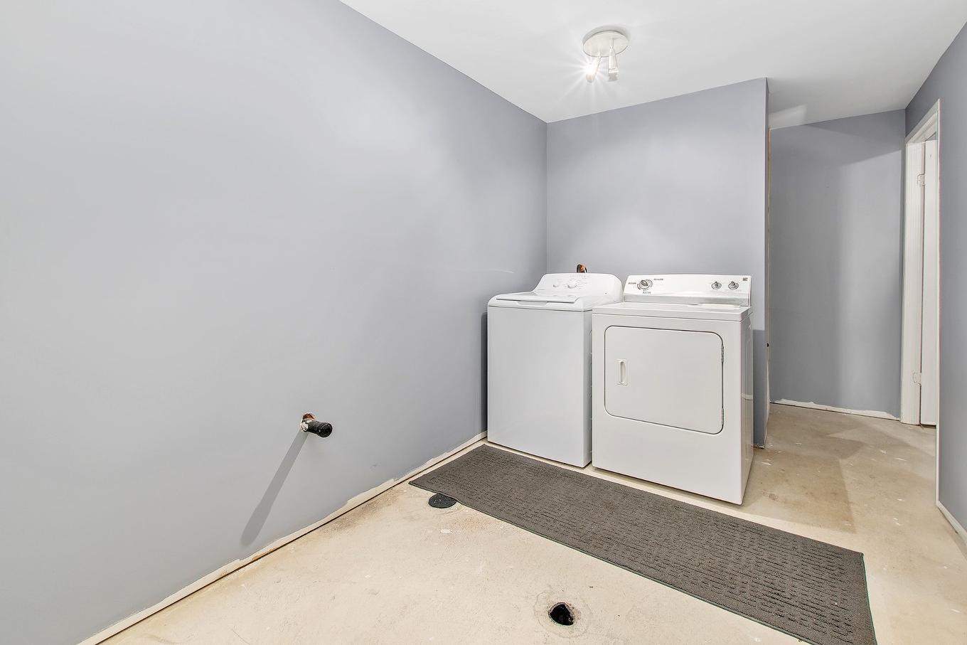 Salle de lavage - 4220 Rue De Mauriac, Terrebonne (Terrebonne), QC - Indoor Photo Showing Laundry Room