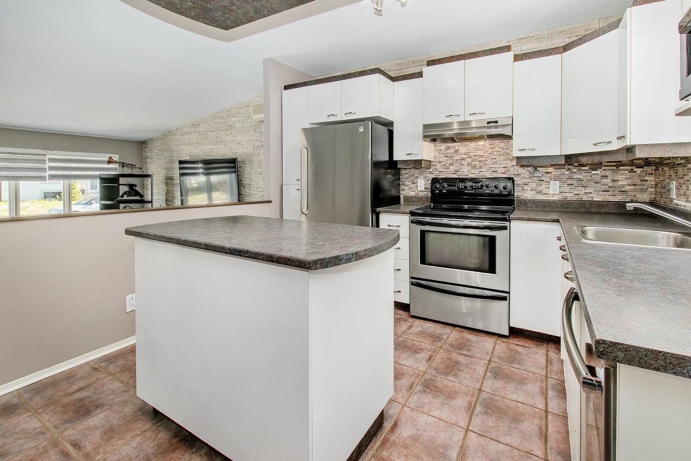 Cuisine - 4220 Rue De Mauriac, Terrebonne (Terrebonne), QC - Indoor Photo Showing Kitchen