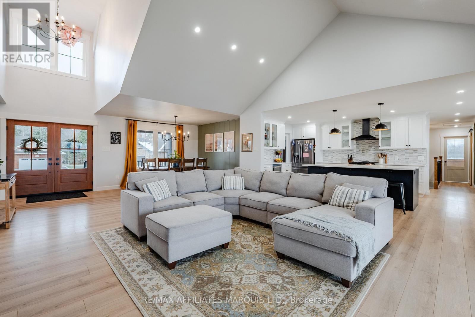 2 Meadow Lane, South Stormont, ON - Indoor Photo Showing Living Room