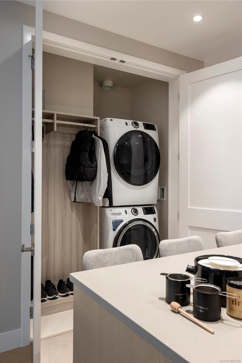 406-427 Lampson St, Esquimalt, BC - Indoor Photo Showing Laundry Room