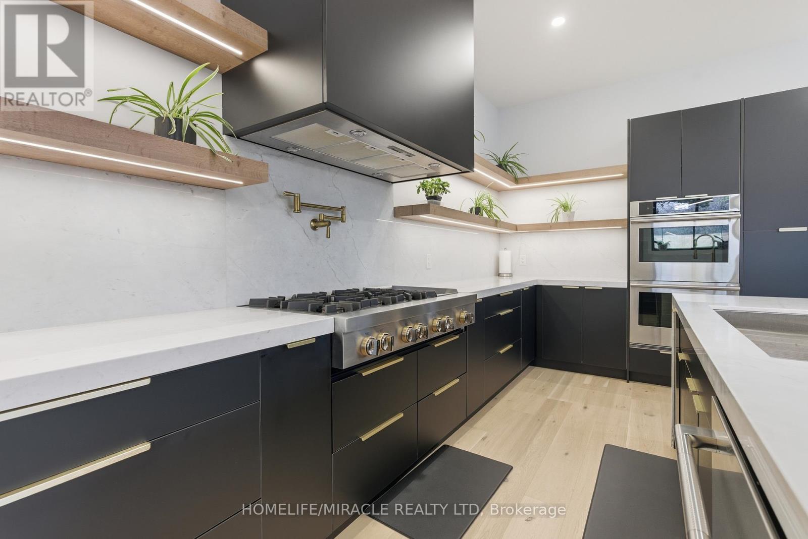 1653 Glenburnie Road, Mississauga, ON - Indoor Photo Showing Kitchen With Upgraded Kitchen