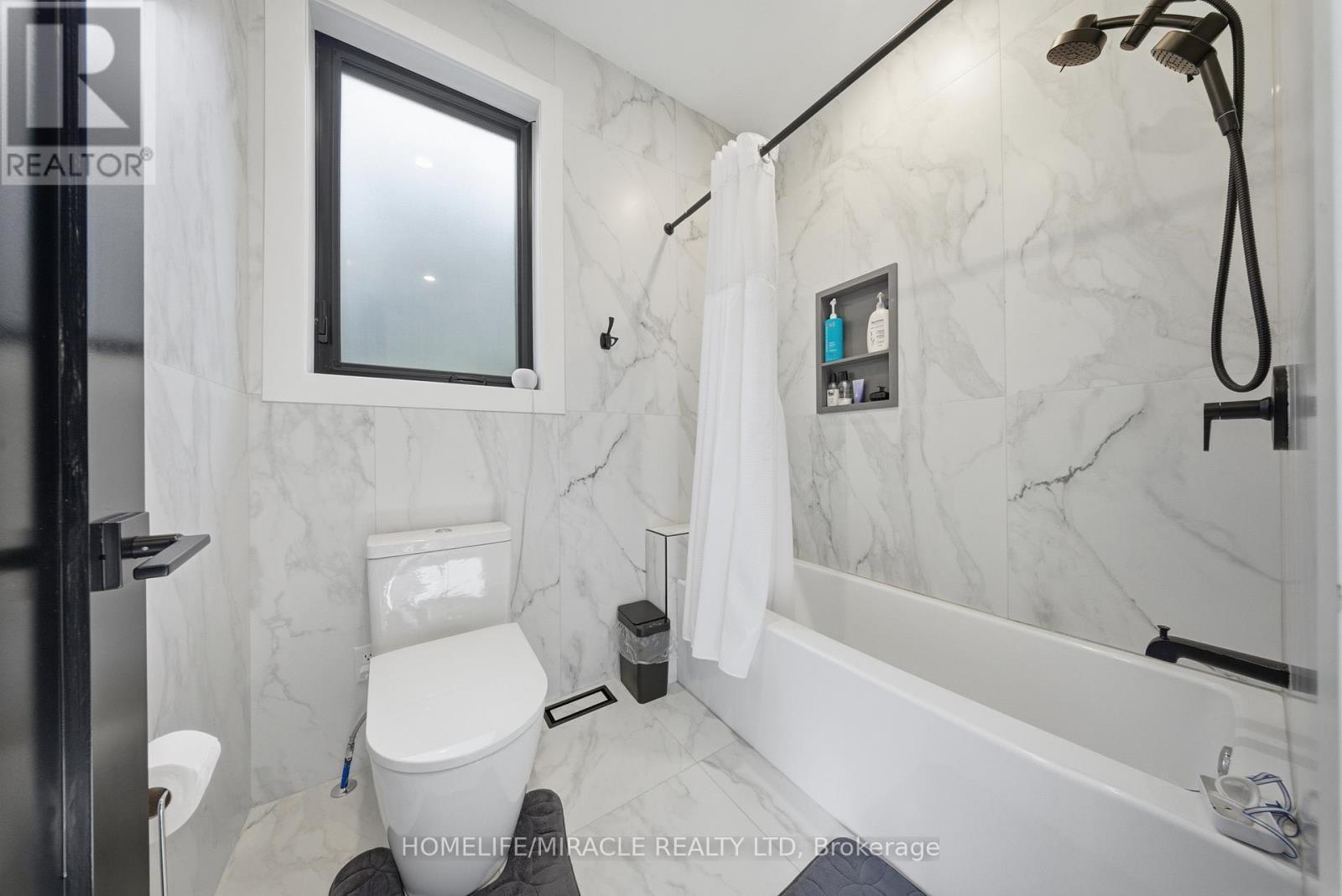 1653 Glenburnie Road, Mississauga, ON - Indoor Photo Showing Bathroom