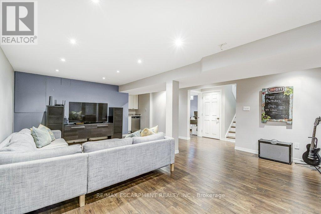 149 Charterhouse Crescent, Hamilton, ON - Indoor Photo Showing Living Room