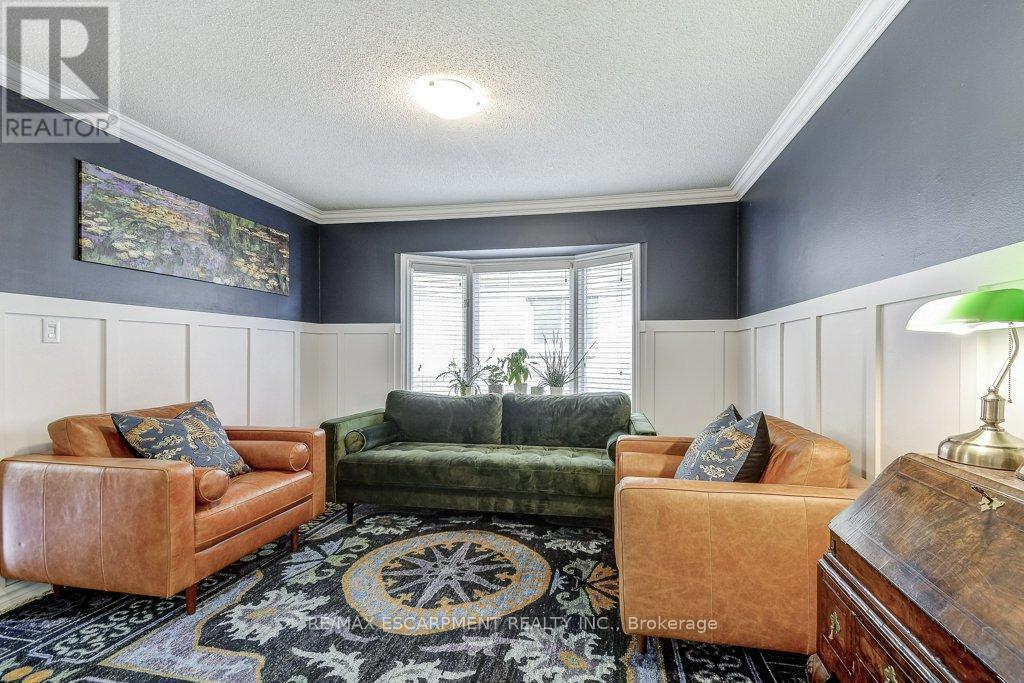 149 Charterhouse Crescent, Hamilton, ON - Indoor Photo Showing Living Room
