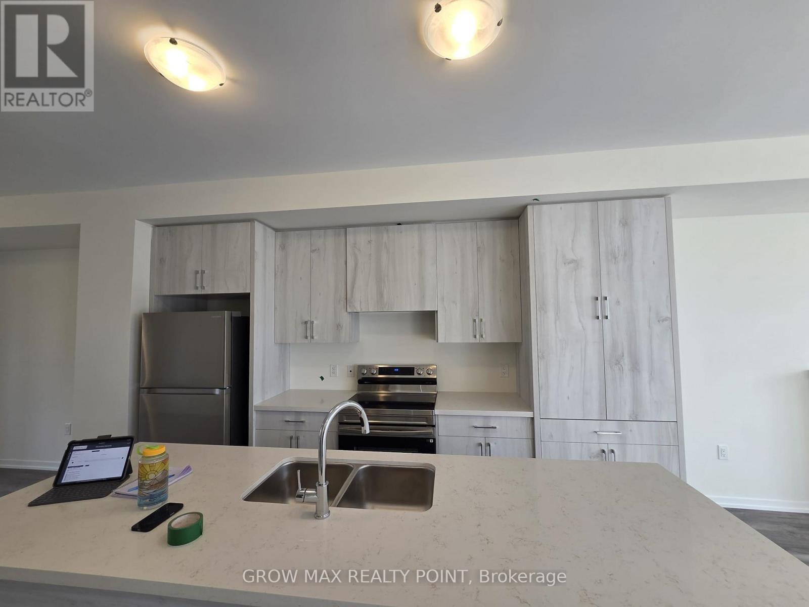 3 - 7 Kingbird Common, Cambridge, ON - Indoor Photo Showing Kitchen With Double Sink