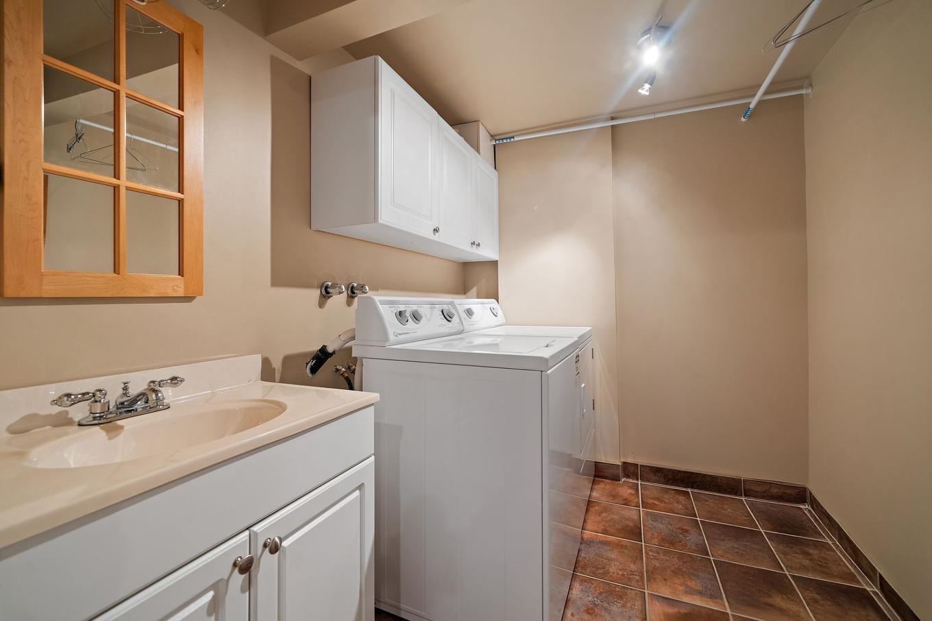 Salle de lavage - 91 Rue Des Pistoles, Blainville, QC - Indoor Photo Showing Laundry Room