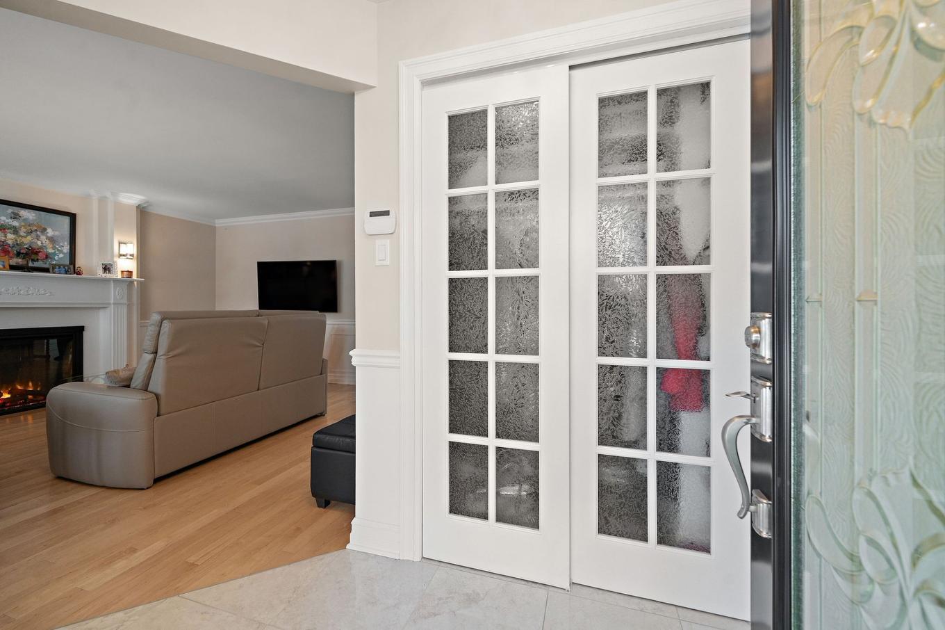 Hall d'entrée/Vestibule - 91 Rue Des Pistoles, Blainville, QC - Indoor With Fireplace