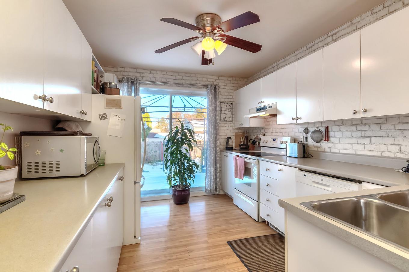 Cuisine - 5010 Rue Canon, Longueuil (Saint-Hubert), QC - Indoor Photo Showing Kitchen With Double Sink