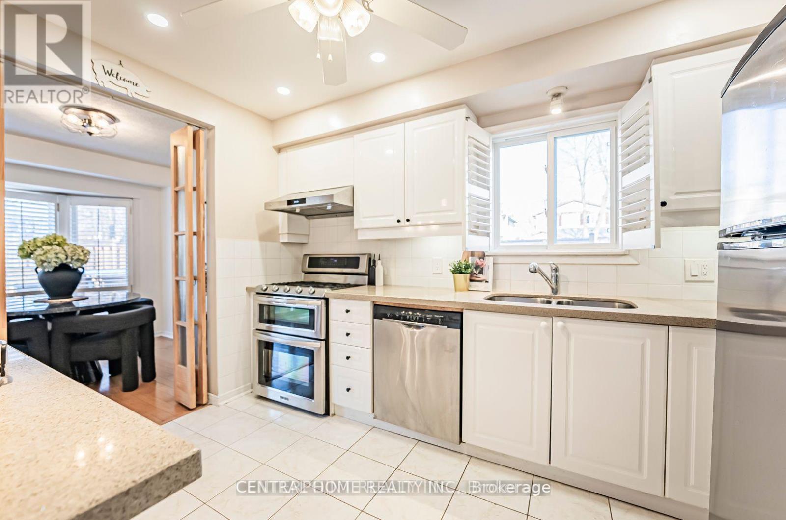 84 Raleigh Crescent, Markham, ON - Indoor Photo Showing Kitchen With Double Sink