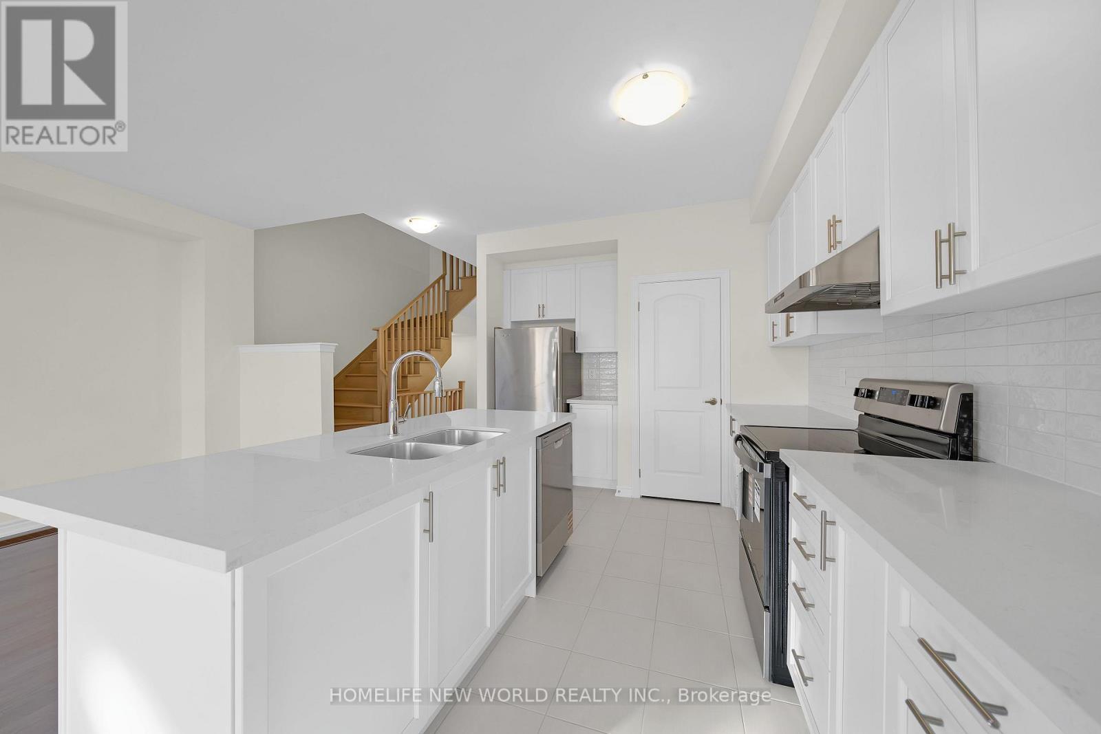 7 Harvey Bunker Crescent, Markham, ON - Indoor Photo Showing Kitchen With Double Sink With Upgraded Kitchen