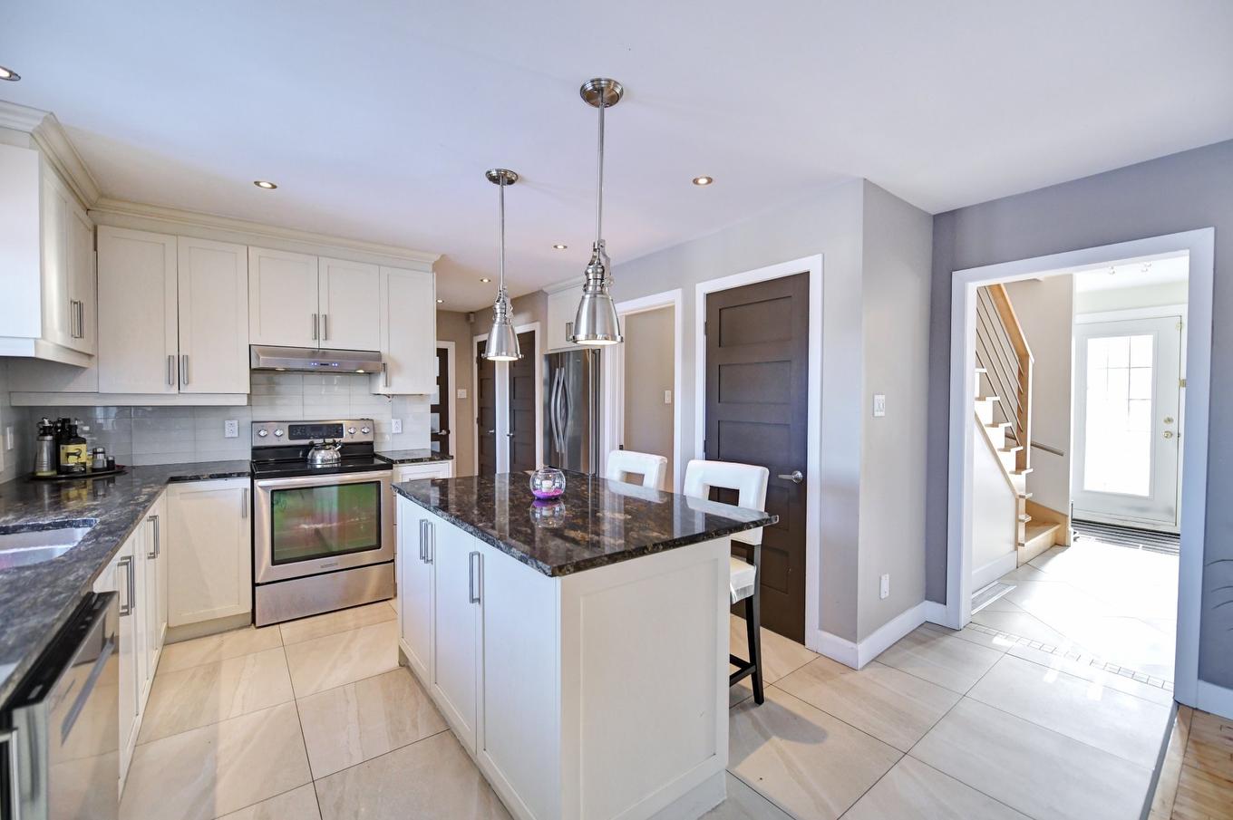 Cuisine - 5375 Boul. Des Mille-Îles, Laval (Saint-François), QC - Indoor Photo Showing Kitchen With Upgraded Kitchen