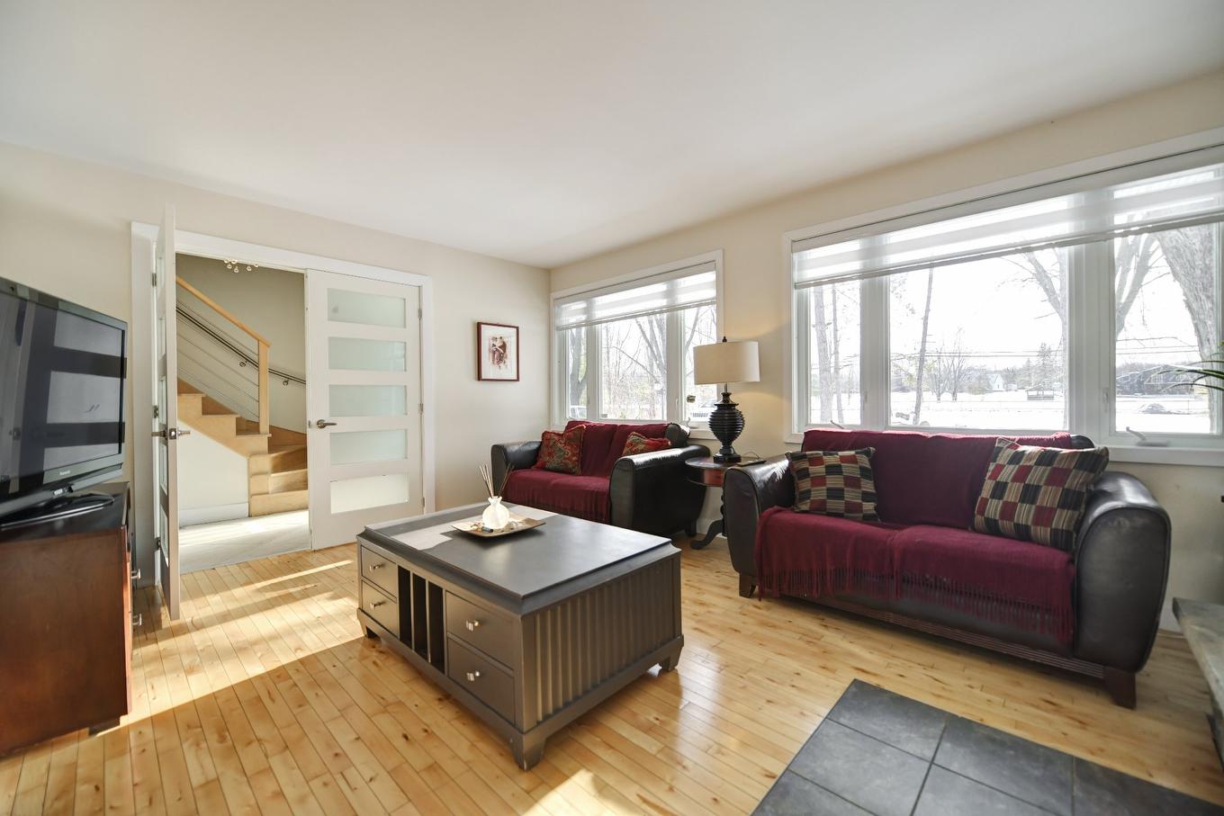 Salon - 5375 Boul. Des Mille-Îles, Laval (Saint-François), QC - Indoor Photo Showing Living Room