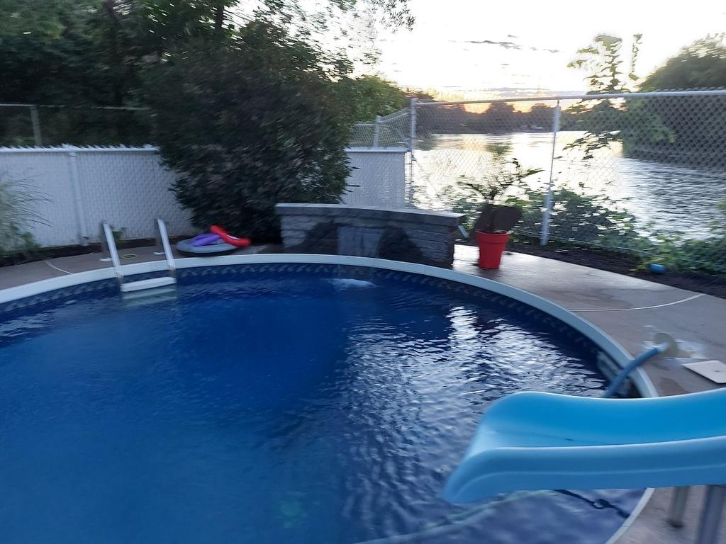 Piscine - 5375 Boul. Des Mille-Îles, Laval (Saint-François), QC - Outdoor