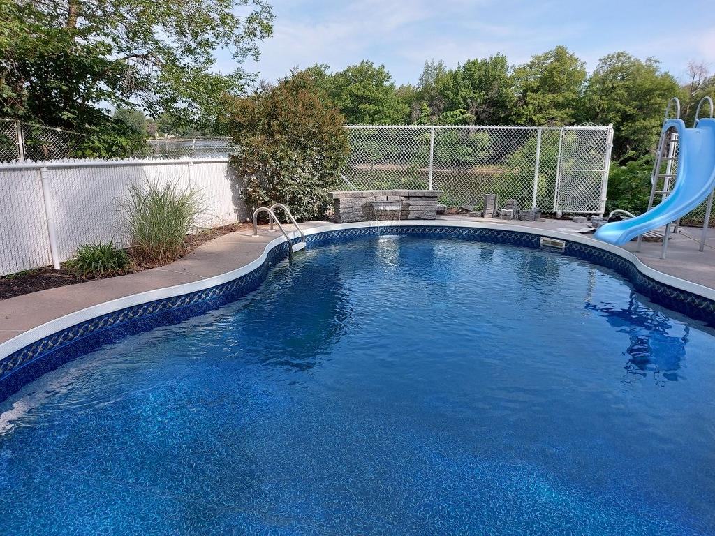 Piscine - 5375 Boul. Des Mille-Îles, Laval (Saint-François), QC - Outdoor With In Ground Pool With Backyard