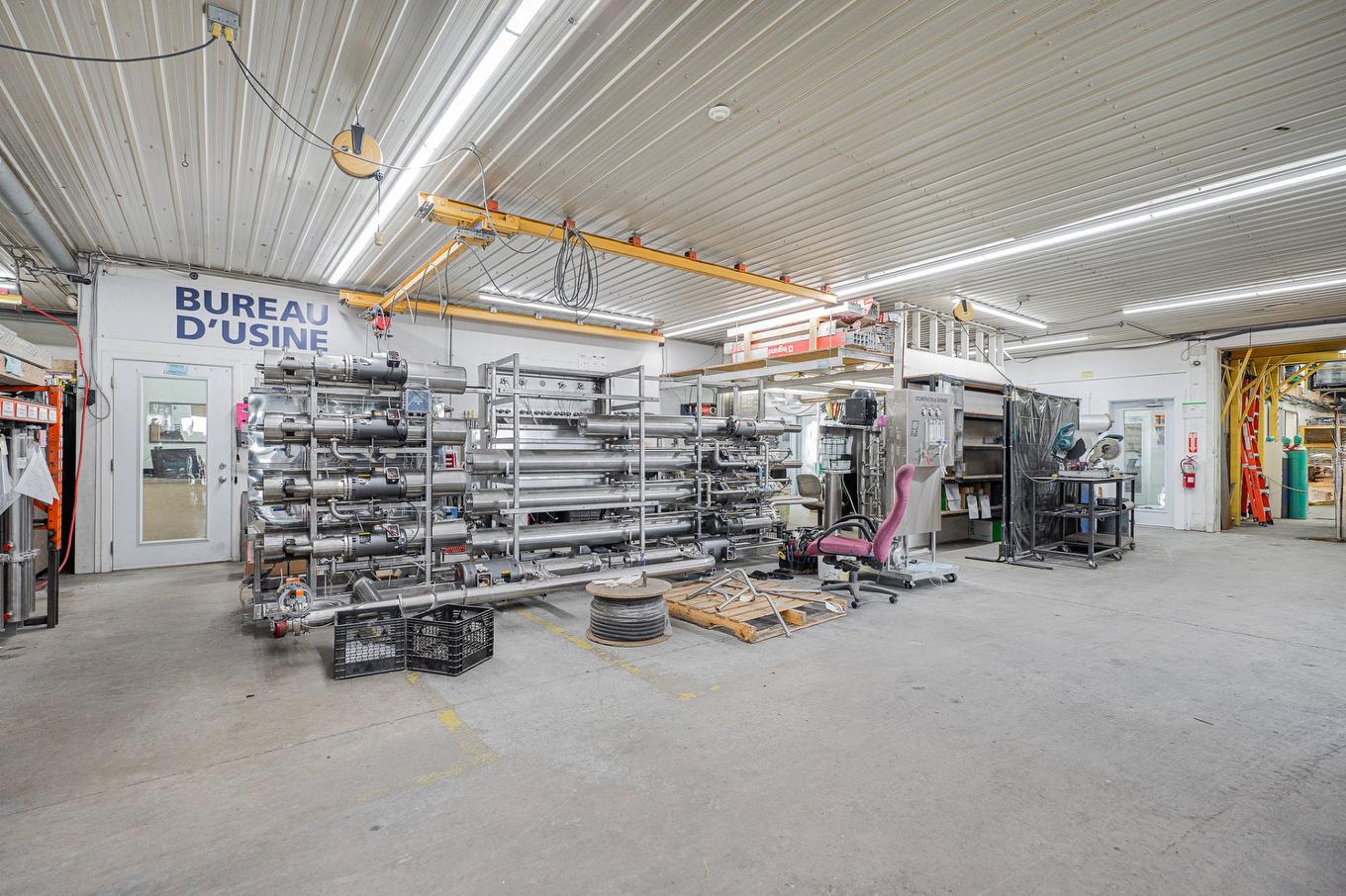 Overall view - 1000 Rue De L'Acadie, Victoriaville, QC - Indoor Photo Showing Garage