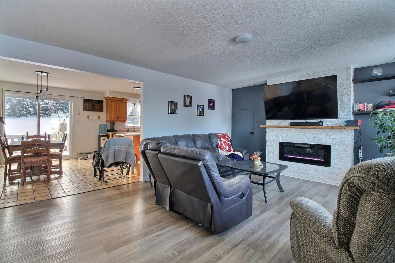 Salon - 328 6E Rang N., Saint-Honoré-De-Shenley, QC - Indoor Photo Showing Living Room With Fireplace