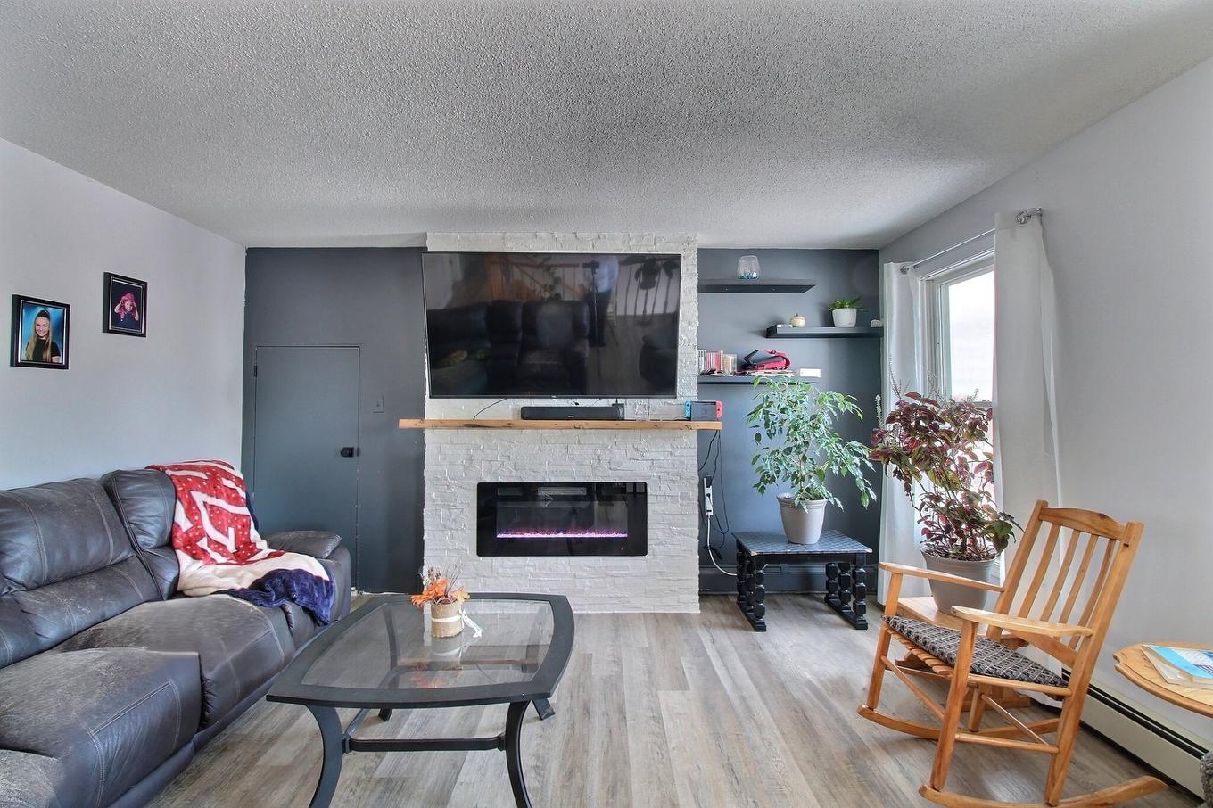 Salon - 328 6E Rang N., Saint-Honoré-De-Shenley, QC - Indoor Photo Showing Living Room With Fireplace