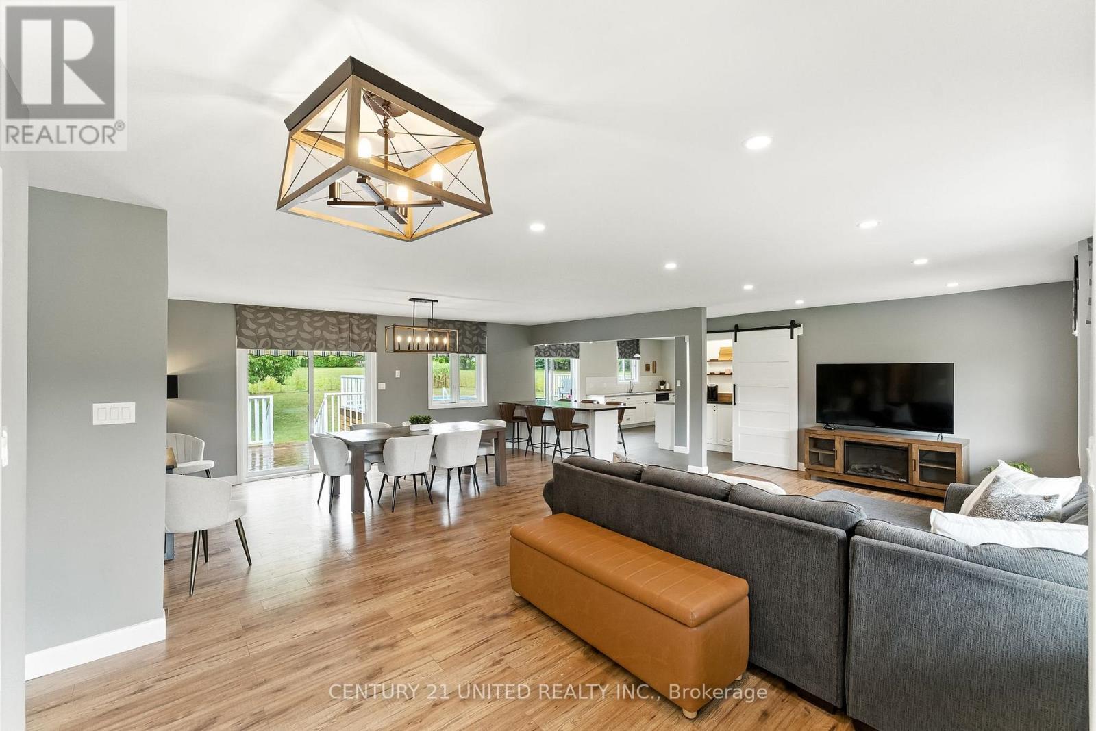 2038 Hilliard Street, Selwyn, ON - Indoor Photo Showing Living Room