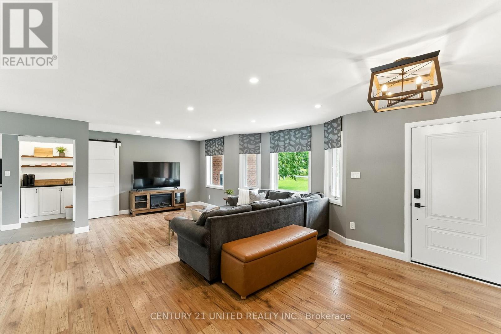2038 Hilliard Street, Selwyn, ON - Indoor Photo Showing Living Room