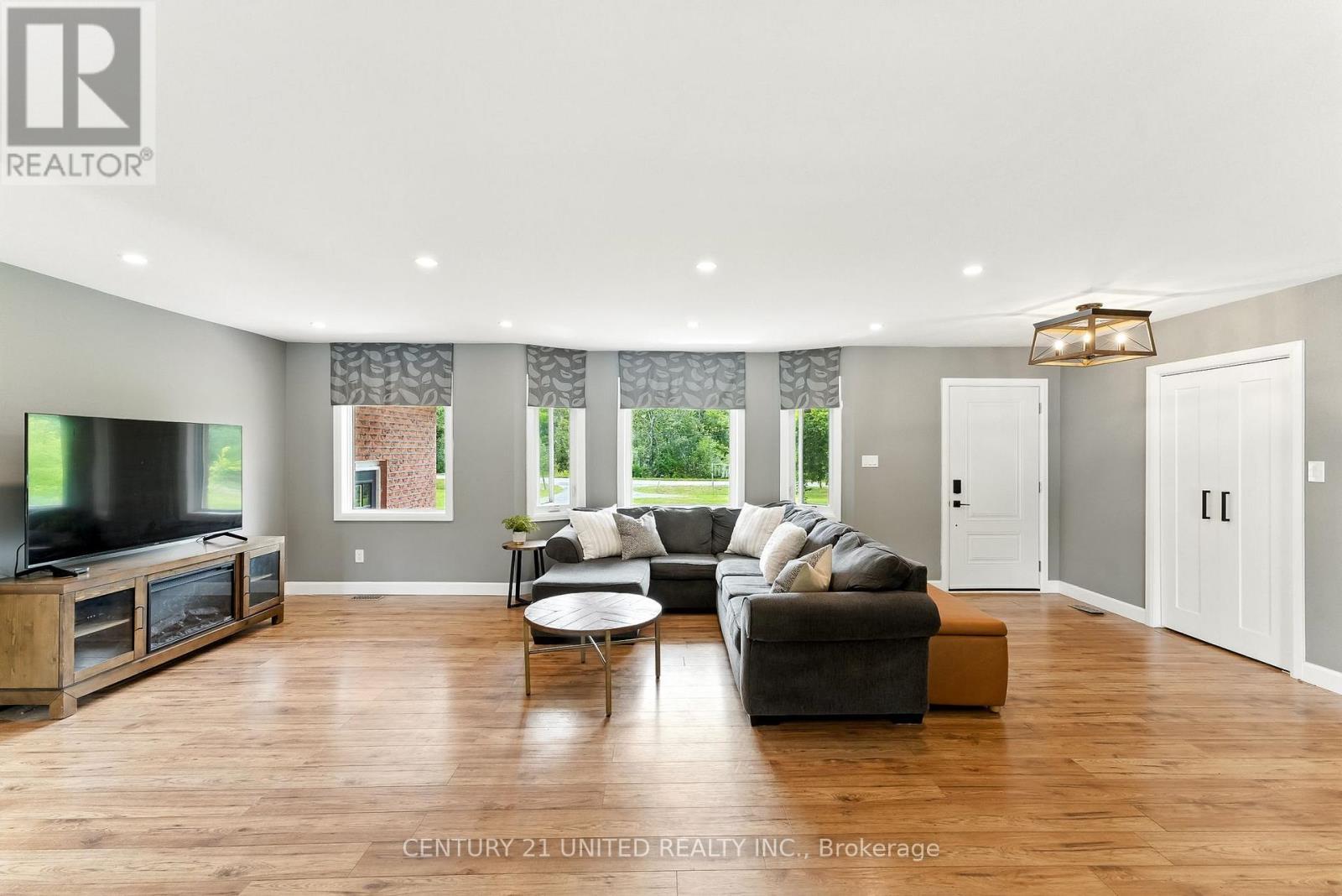 2038 Hilliard Street, Selwyn, ON - Indoor Photo Showing Living Room