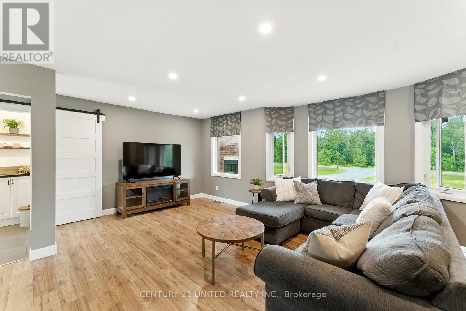 2038 Hilliard Street, Selwyn, ON - Indoor Photo Showing Living Room