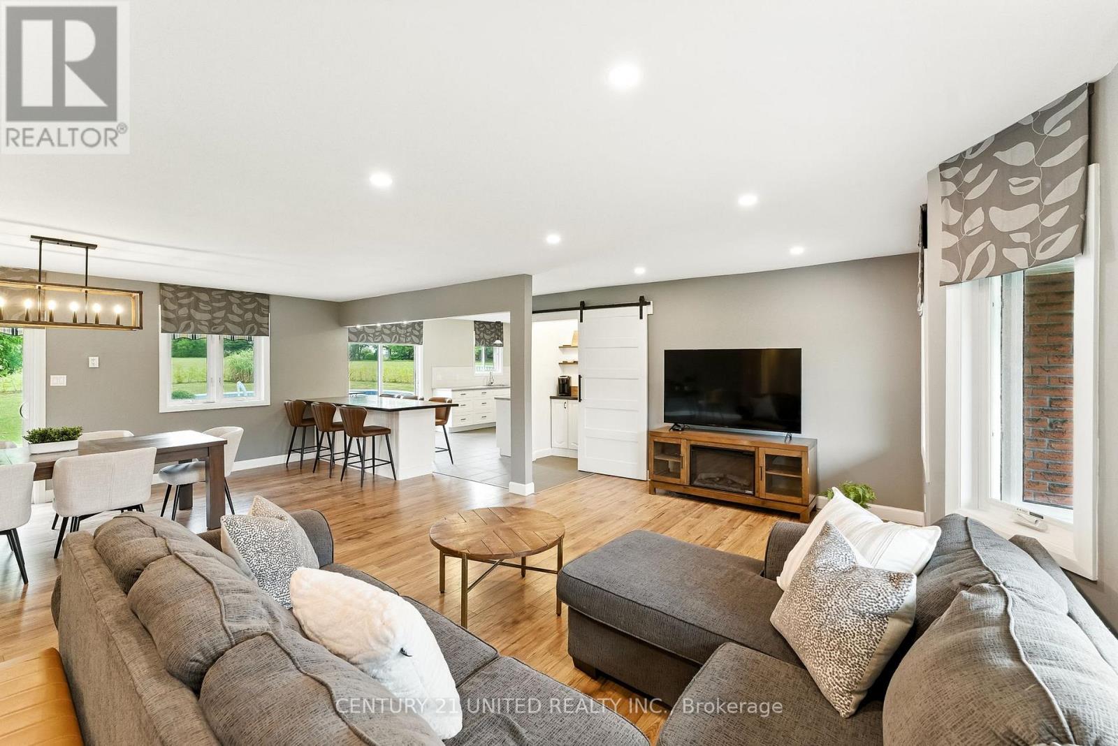 2038 Hilliard Street, Selwyn, ON - Indoor Photo Showing Living Room