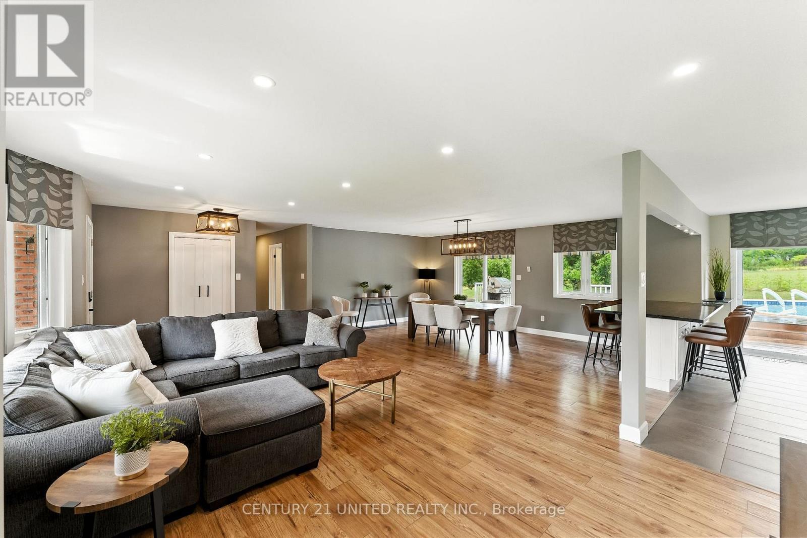 2038 Hilliard Street, Selwyn, ON - Indoor Photo Showing Living Room